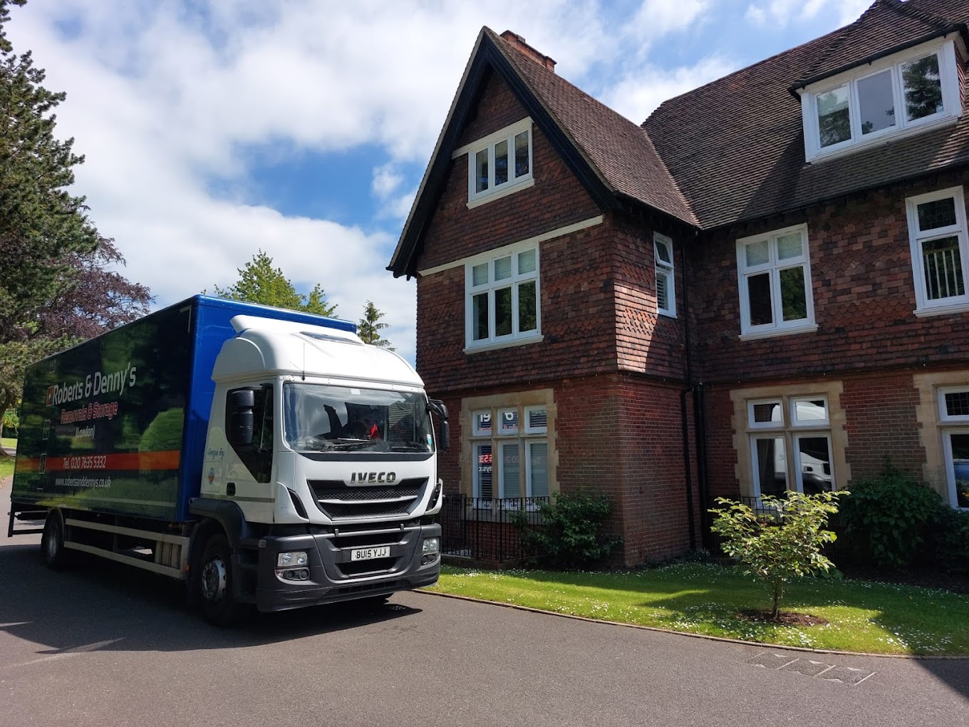 Secure Storage Solutions – Safeguarding Your Belongings with London Moving Services